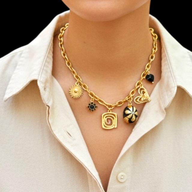 COLLAR ACERO DORADO MULTIDIJES ESMALTADOS NEGRO